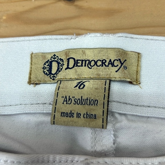 Democracy “Ab”Solution Bermuda Shorts Size 16 Cream Cotton Blend w/Spandex EUC - Picture 3 of 8